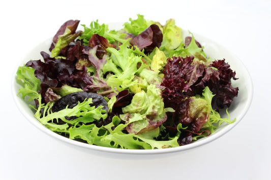 Zielona energia na talerzu: Chrupiące sałaty i gotowe dania dla aktywnych